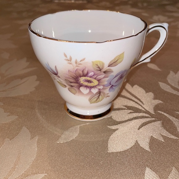 Royal Sutherland Tea Cup - Picture 1 of 4